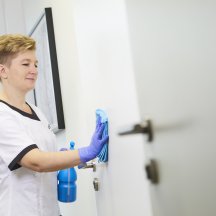 Cleaning work in the office of avitea Industrieservice