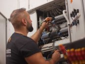 Elektrodienstleistungen am Sicherrungskasten von avitea Industrieservice