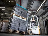 Mann auf Gabelstapler