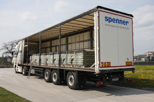 LKW während dem Entladen