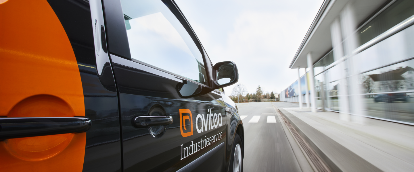 Sicherheitsdienstfahrzeug von avitea Industrieservice in Fahrt