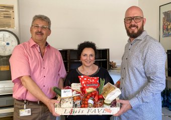 Gift basket handover with 3 persons