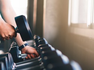 Person beim Training im Fitnesstudio