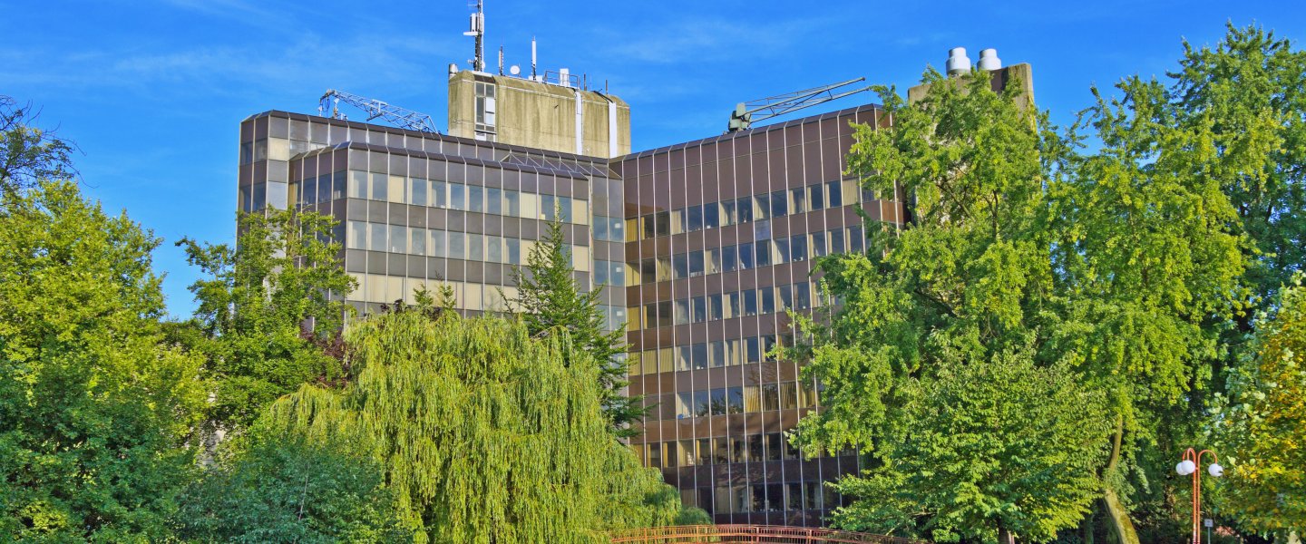 Standort Ahlen avitea location in Ahlen with green park in front of building