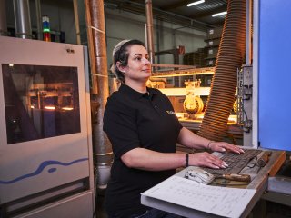 Gewerbliche Mitarbeiterin bei avitea in der Produktionshalle