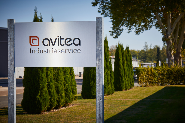 Schild mit avitea Industrieservice Logo